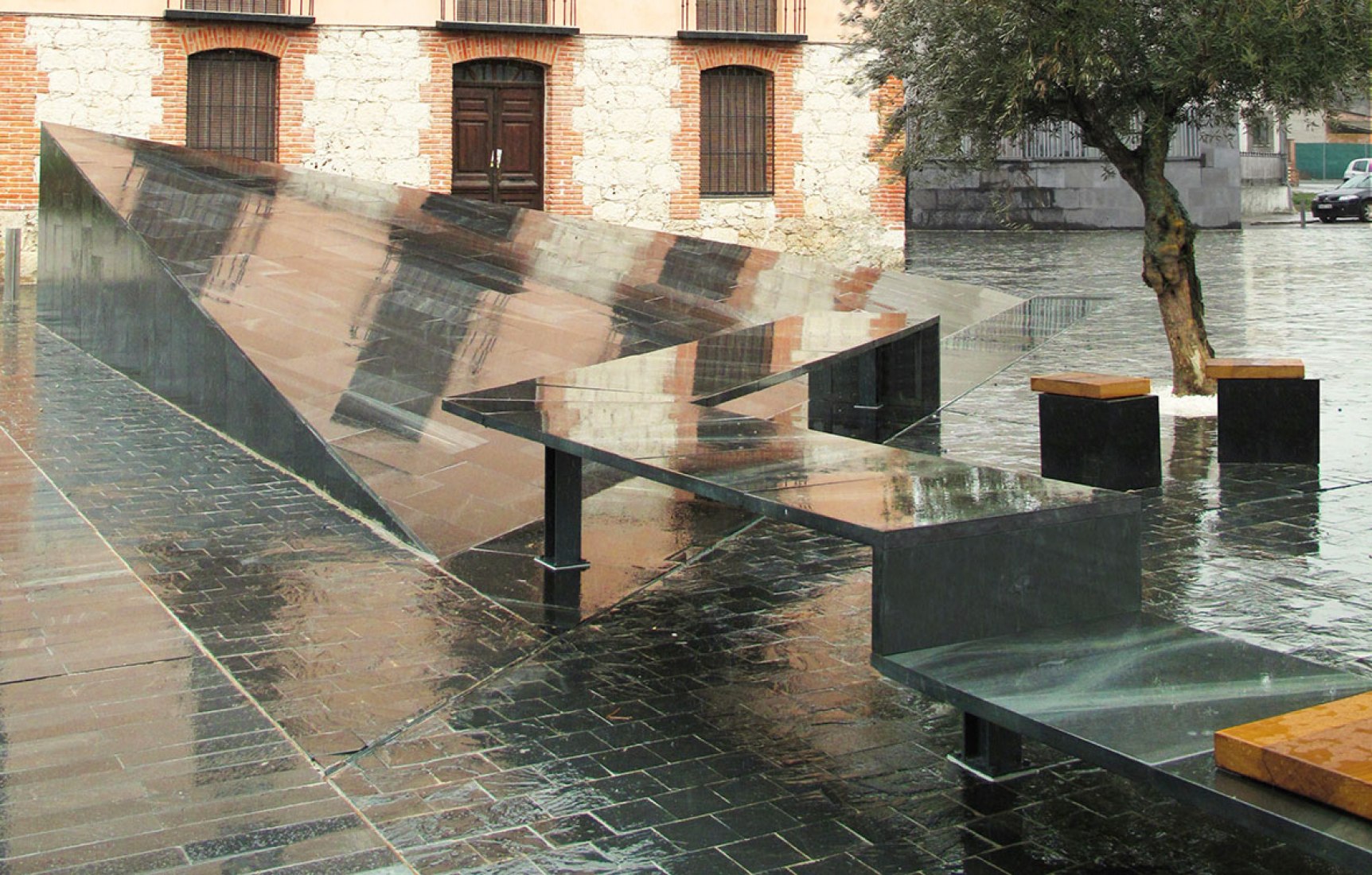 Detalle banco pizarra. Plaza Mayor de Traspinedo por Óscar Miguel Ares Álvarez. Fotografía © Óscar Miguel Ares.