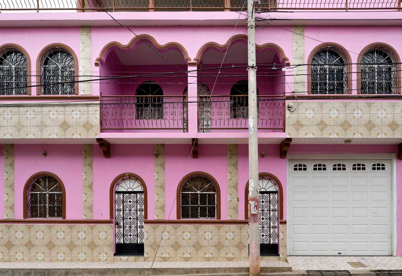 Casa construida con remesas en El Salvador. Andrés Asturias. Imagen cortesía del autor.