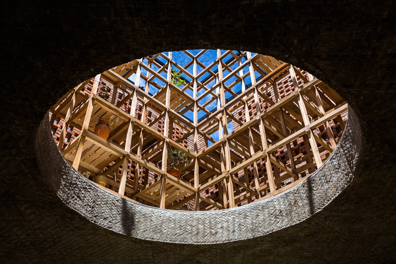 Vista interior. Estudio Terracota por Tropical Space. Fotografía por Oki Hiroyuki.