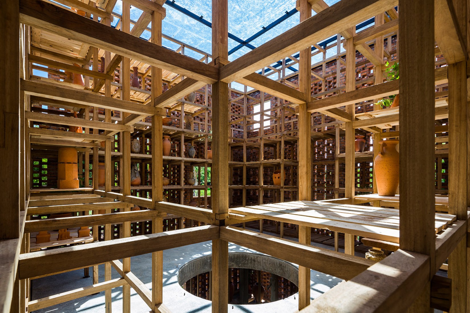 Vista interior. Estudio Terracota por Tropical Space. Fotografía por Oki Hiroyuki.