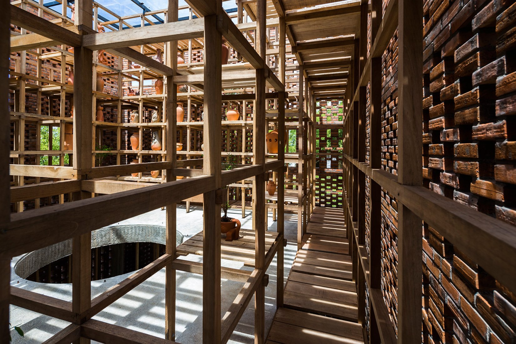 Vista interior. Estudio Terracota por Tropical Space. Fotografía por Oki Hiroyuki.