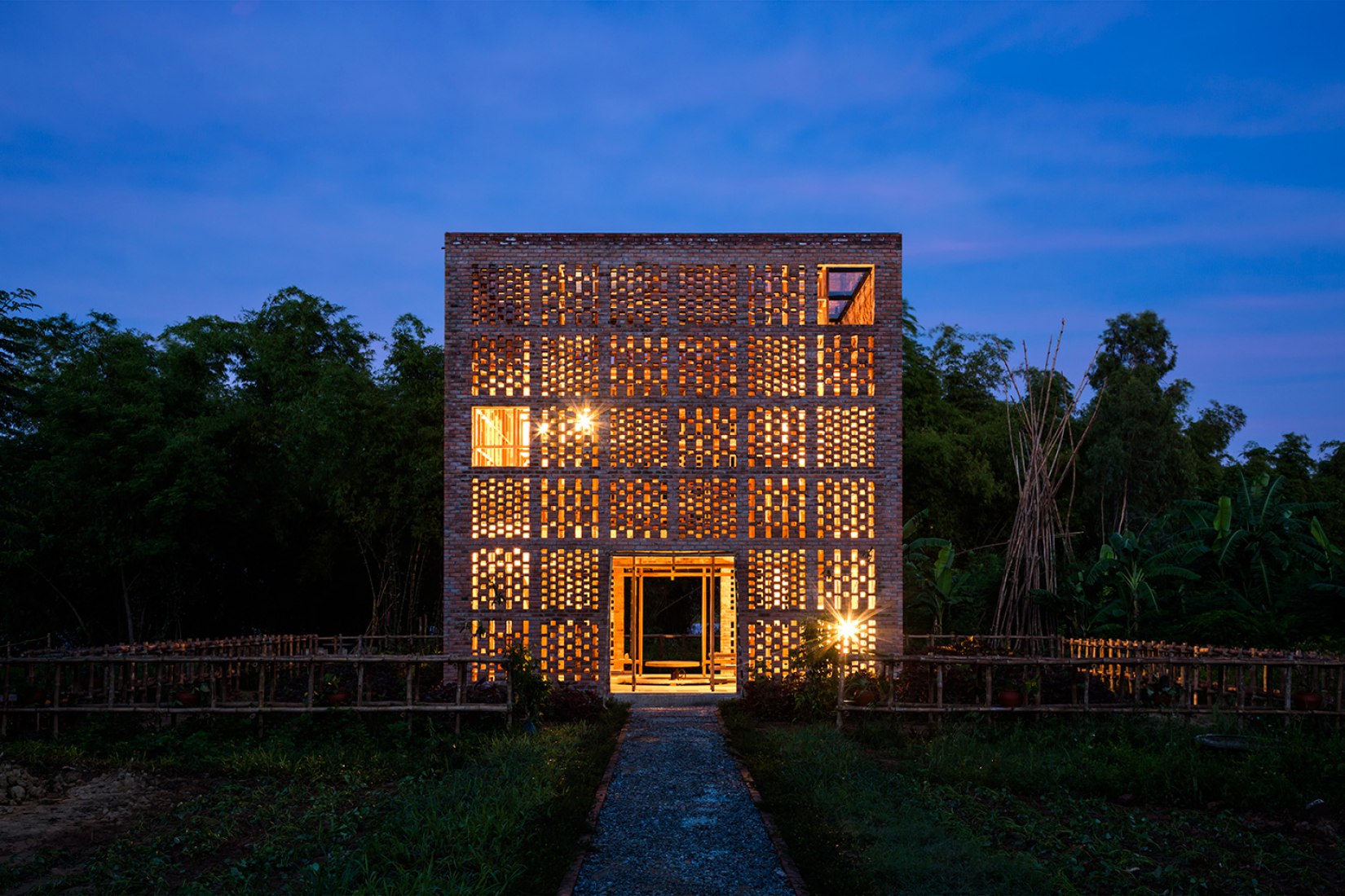 Vista exterior de noche. Estudio Terracota por Tropical Space. Fotografía por Oki Hiroyuki.