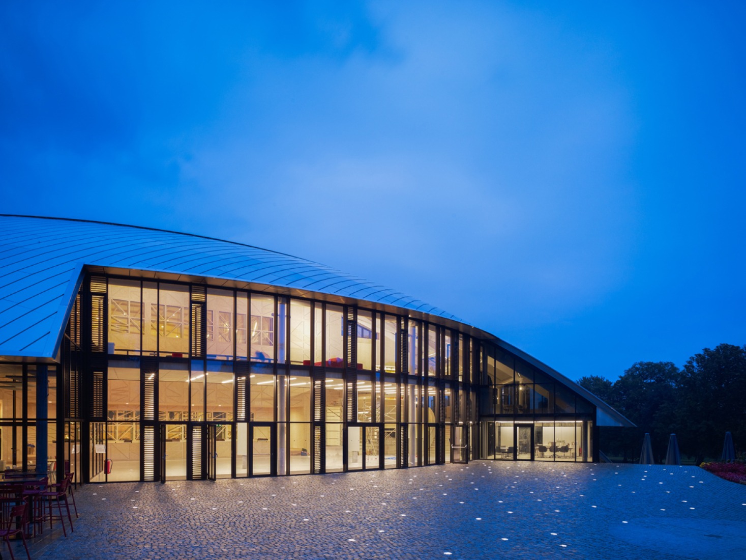 Vista nocturna exterior. Le Rosey Concert Hall por Bernard Tschumi. Fotografía © Chritian Richters.