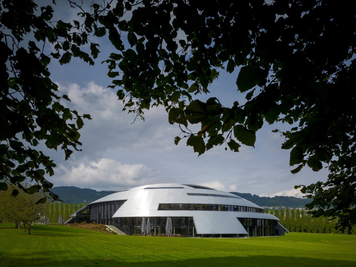 Vista exterior. Le Rosey Concert Hall por Bernard Tschumi. Fotografía © Chritian Richters.