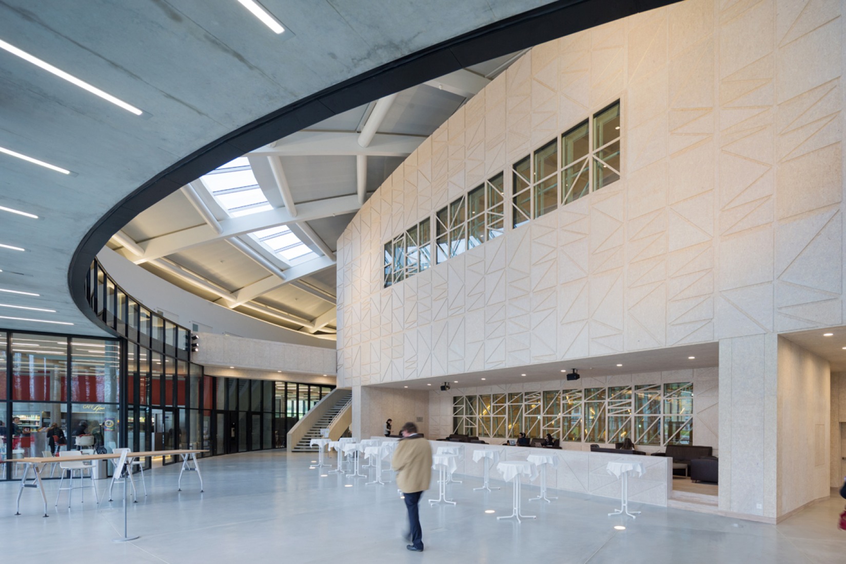 Vista interior del acceso. Le Rosey Concert Hall por Bernard Tschumi. Fotografía © Iwan Baan.