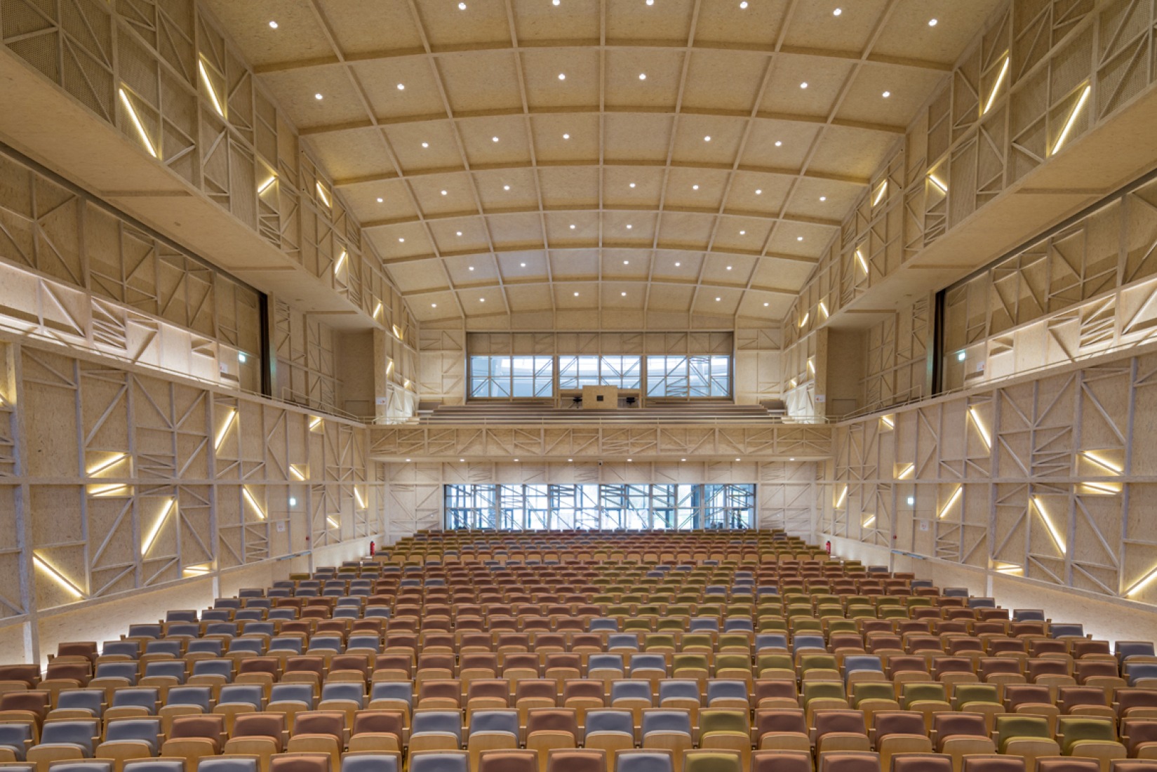 Vista interior del acceso. Le Rosey Concert Hall por Bernard Tschumi. Fotografía © Iwan Baan.