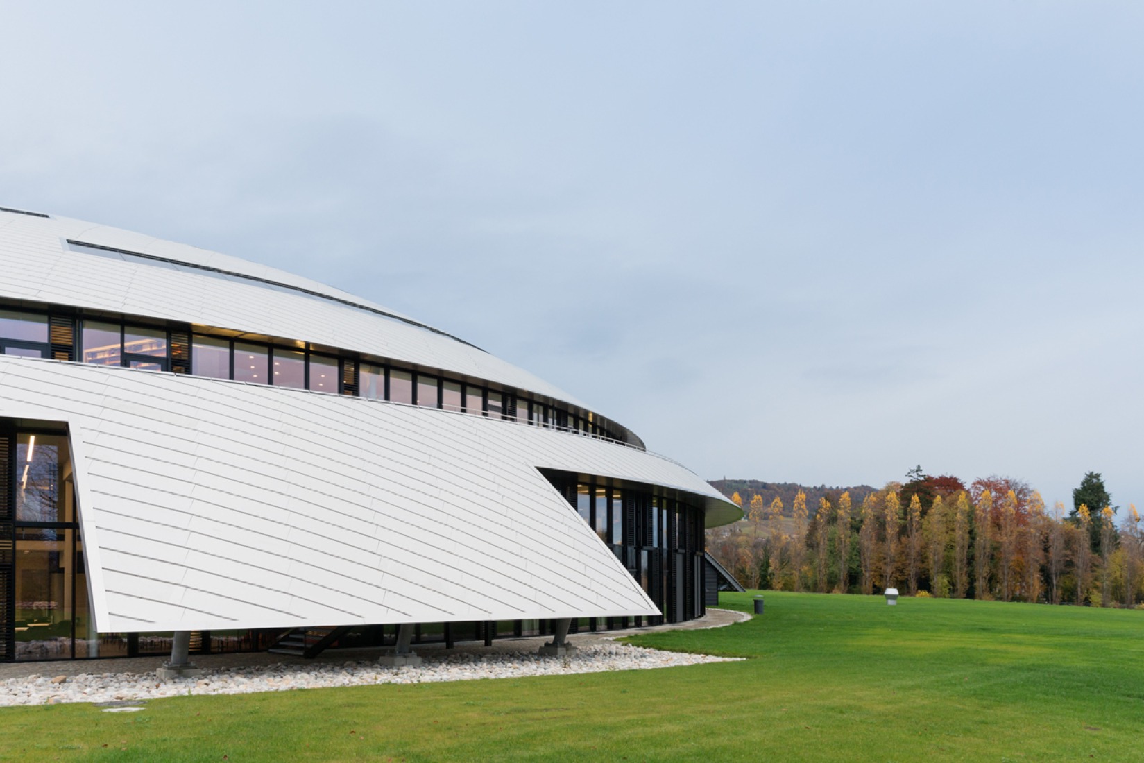 Vista exterior. Le Rosey Concert Hall por Bernard Tschumi. Fotografía © Chritian Richters.