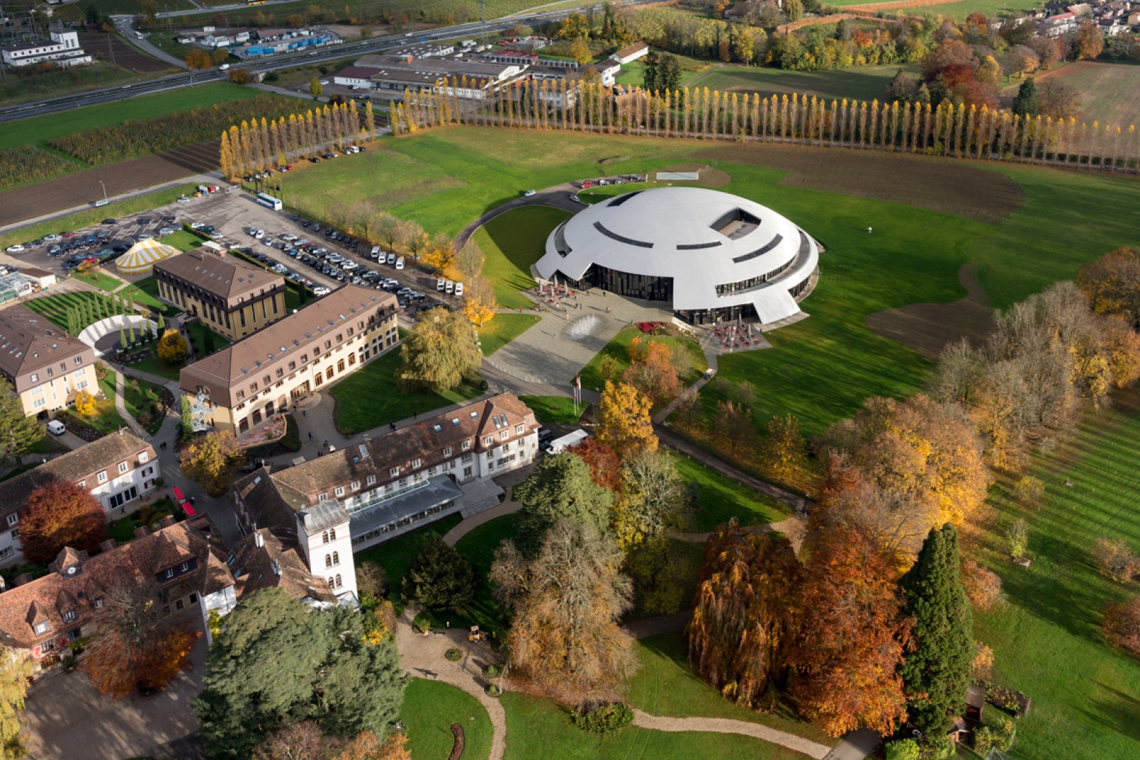 Vista aérea del campus. Le Rosey Concert Hall por Bernard Tschumi. Fotografía © Iwan baan.