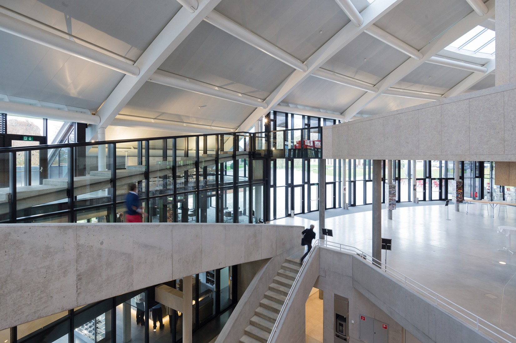 Vista interior del acceso. Le Rosey Concert Hall por Bernard Tschumi. Fotografía © Iwan Baan.