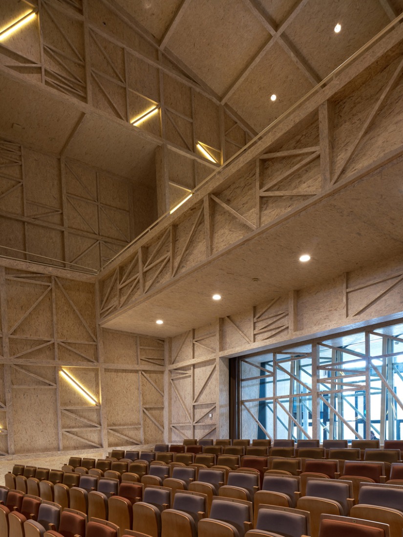 Vista interior del acceso. Le Rosey Concert Hall por Bernard Tschumi. Fotografía © Iwan Baan.