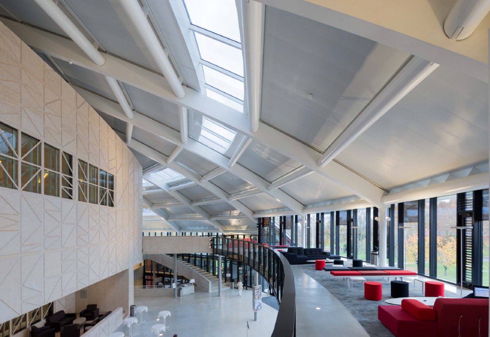 Vista interior del acceso. Le Rosey Concert Hall por Bernard Tschumi. Fotografía © Iwan Baan.