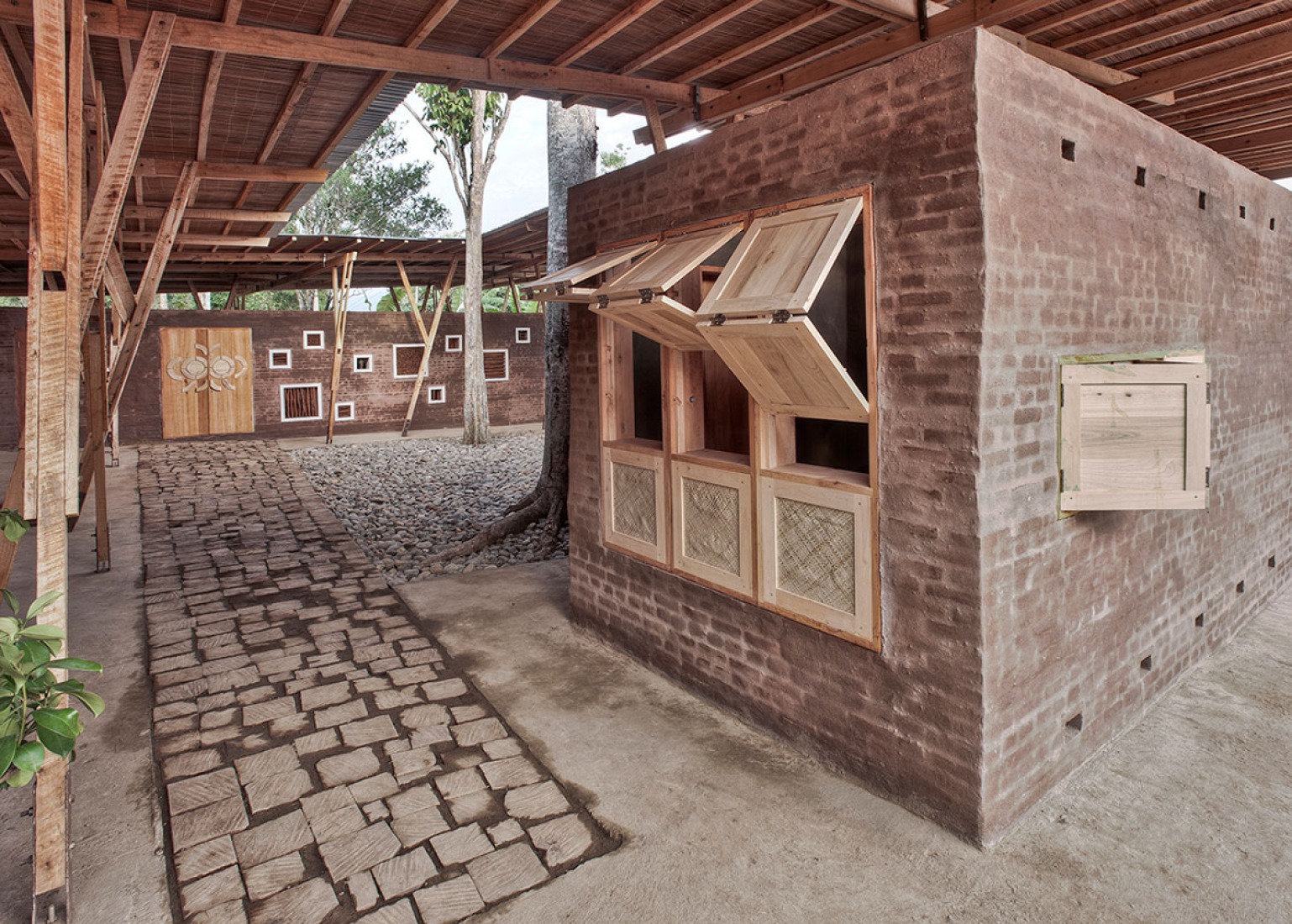 Cassia co-op training centre, 2011, Training center for local farmers in Indonesia by TYIN tegnestue. Photography © Pasi Aalto.op training centre, 2011, Centro de formación para granjeros locales en Indonesia por TYIN tegnestue. Fotografía © Pasi Aalto.