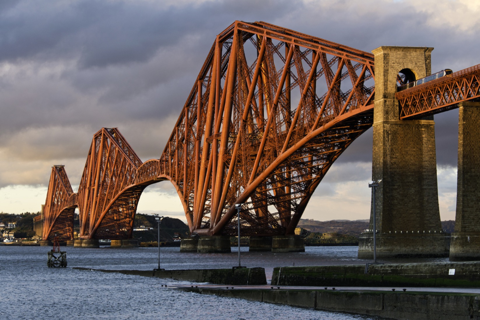 Forth Bridge desde South Queensferry. © Historic Scotland. Autor: Duncan Peet. 