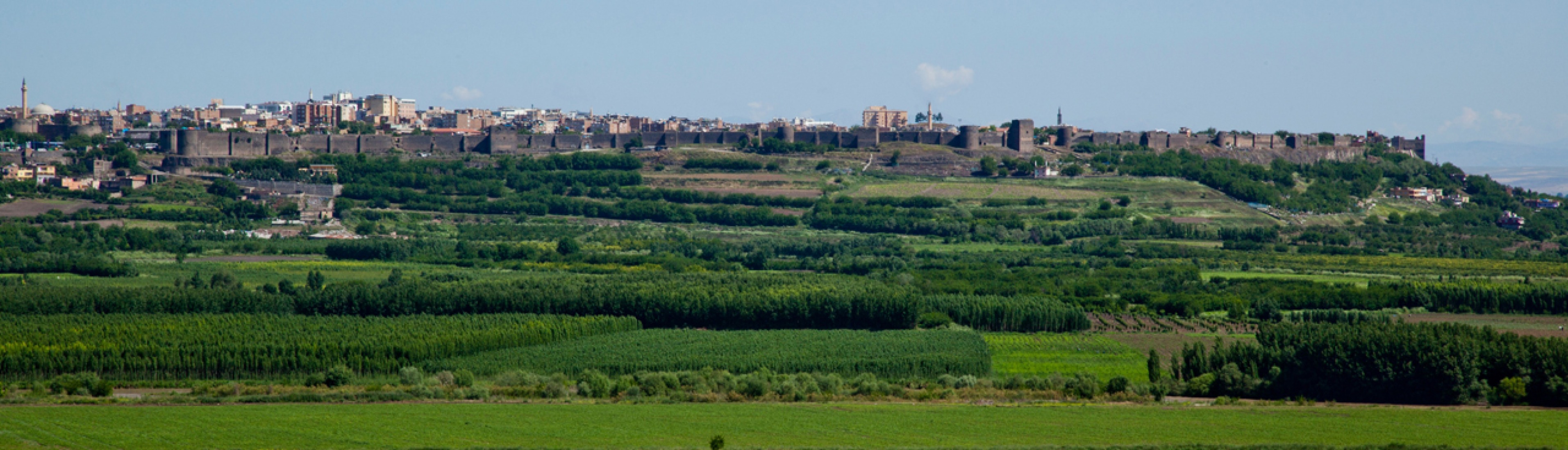 Hevsel Gardens and fortress. © Diyarbakir Metropolitan Municipality. Author: Maco Vargas.