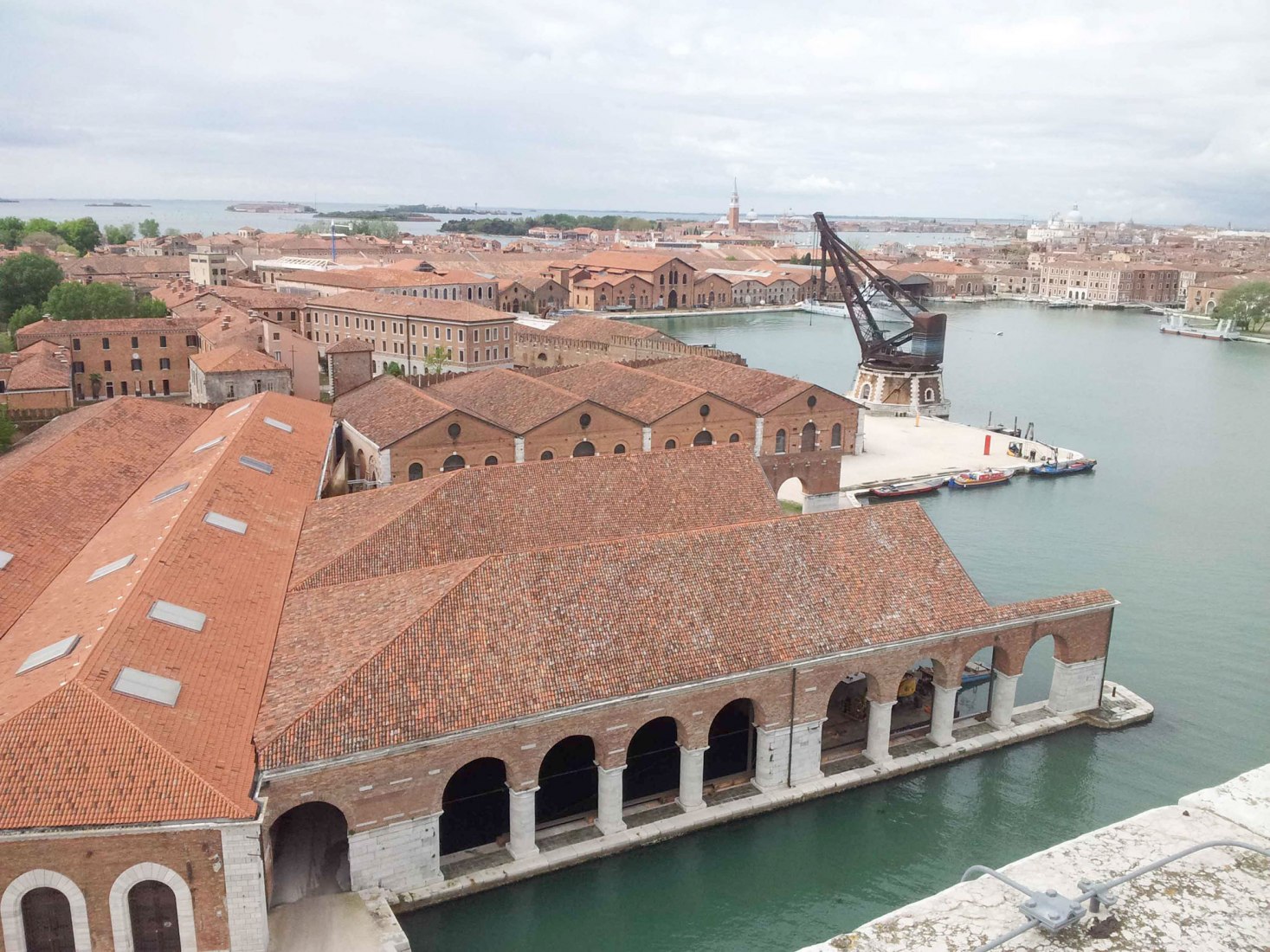 Vista del Arsenale. Fotografía © Andrea Avezzù cortesía de La Biennale di Venezia.