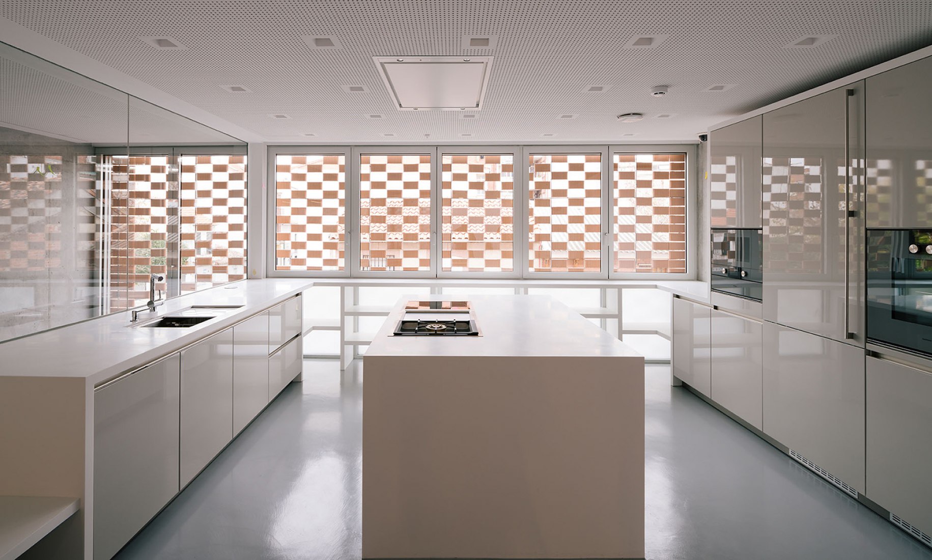 Vista interior cocina. Casa T por Olalquiaga Arquitectos. Fotografía © Miguel de Guzmán / Imagen Subliminal.