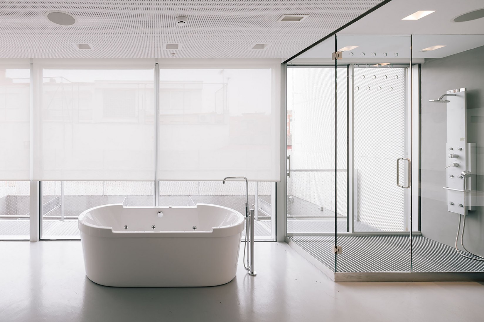 Vista interior baño. Casa T por Olalquiaga Arquitectos. Fotografía © Miguel de Guzmán / Imagen Subliminal.