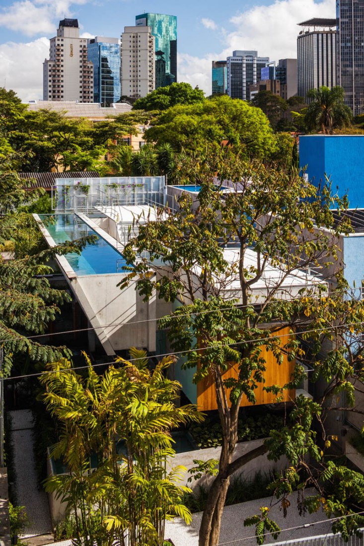 Vista exterior. Casa Fin de semana por SPBR arquitectos. Fotografía © Nelson Kon.