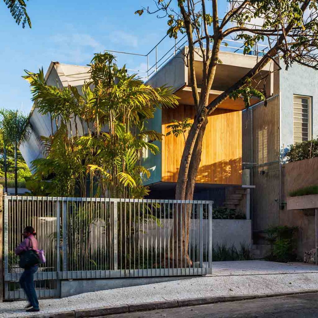 Vista exterior. Casa Fin de semana por SPBR arquitectos. Fotografía © Nelson Kon.