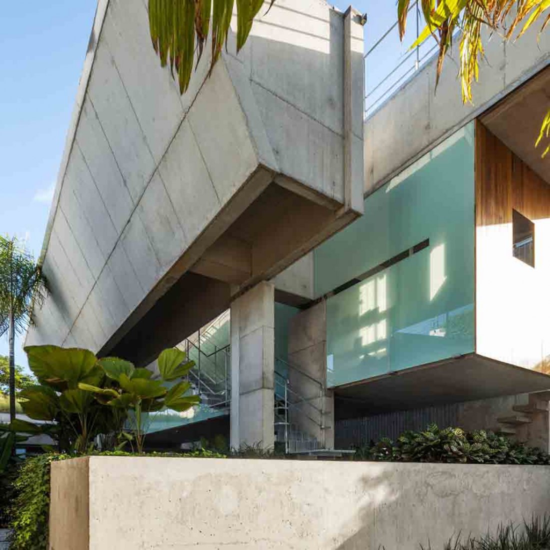 Tanque de piscina. Casa Fin de semana por SPBR arquitectos. Fotografía © Nelson Kon.