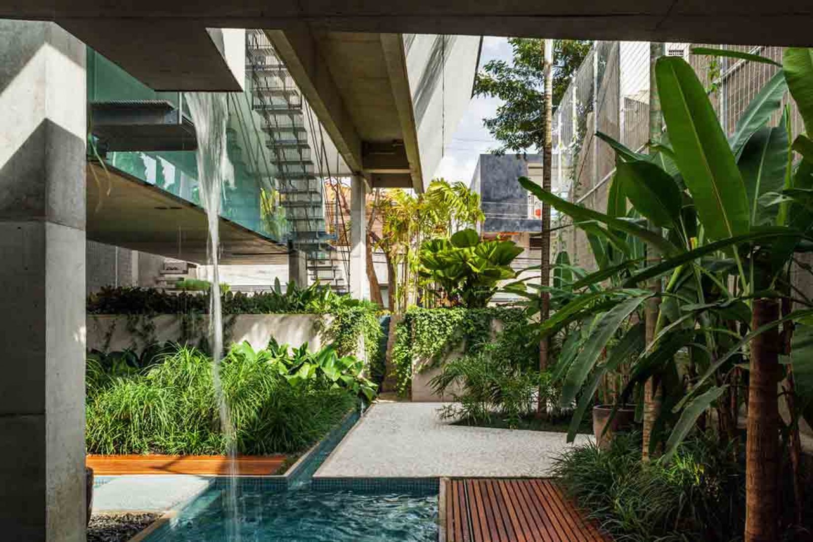 Jardín de acceso. Casa Fin de semana por SPBR arquitectos. Fotografía © Nelson Kon.