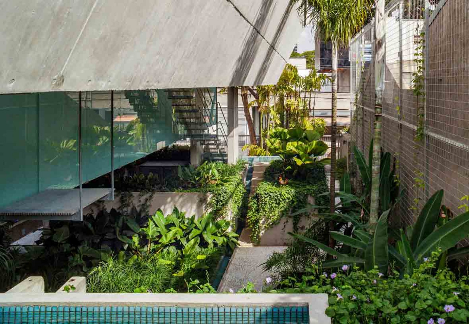 Vista del jardín desde la primera planta. Casa Fin de semana por SPBR arquitectos. Fotografía © Nelson Kon.