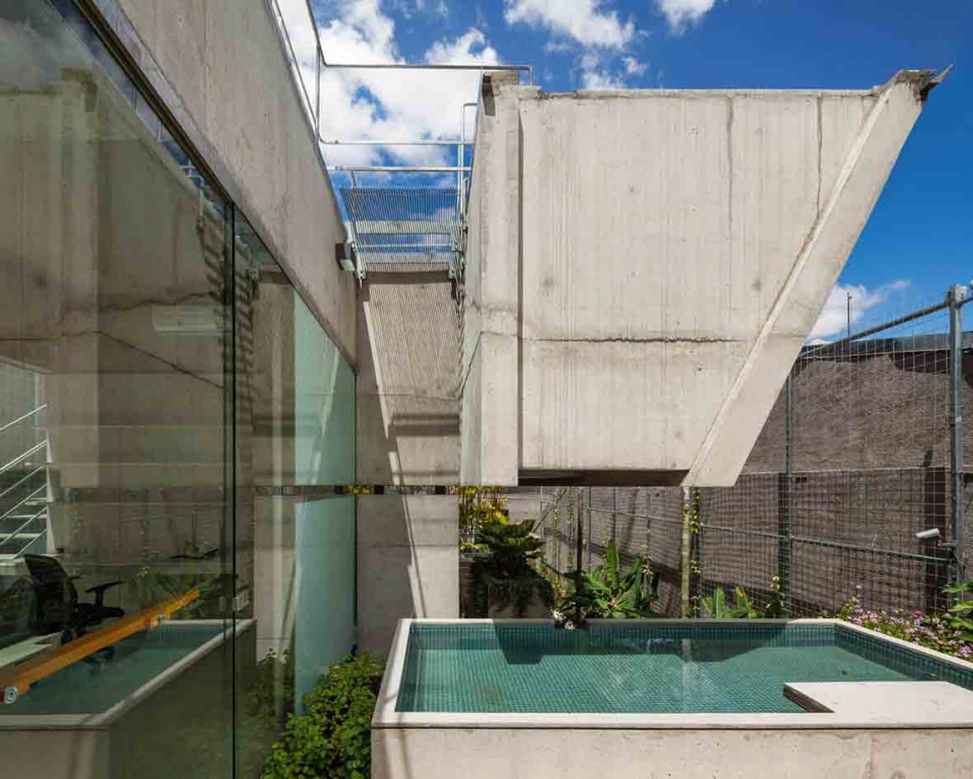 Vista tanque de piscina. Casa Fin de semana por SPBR arquitectos. Fotografía © Nelson Kon.