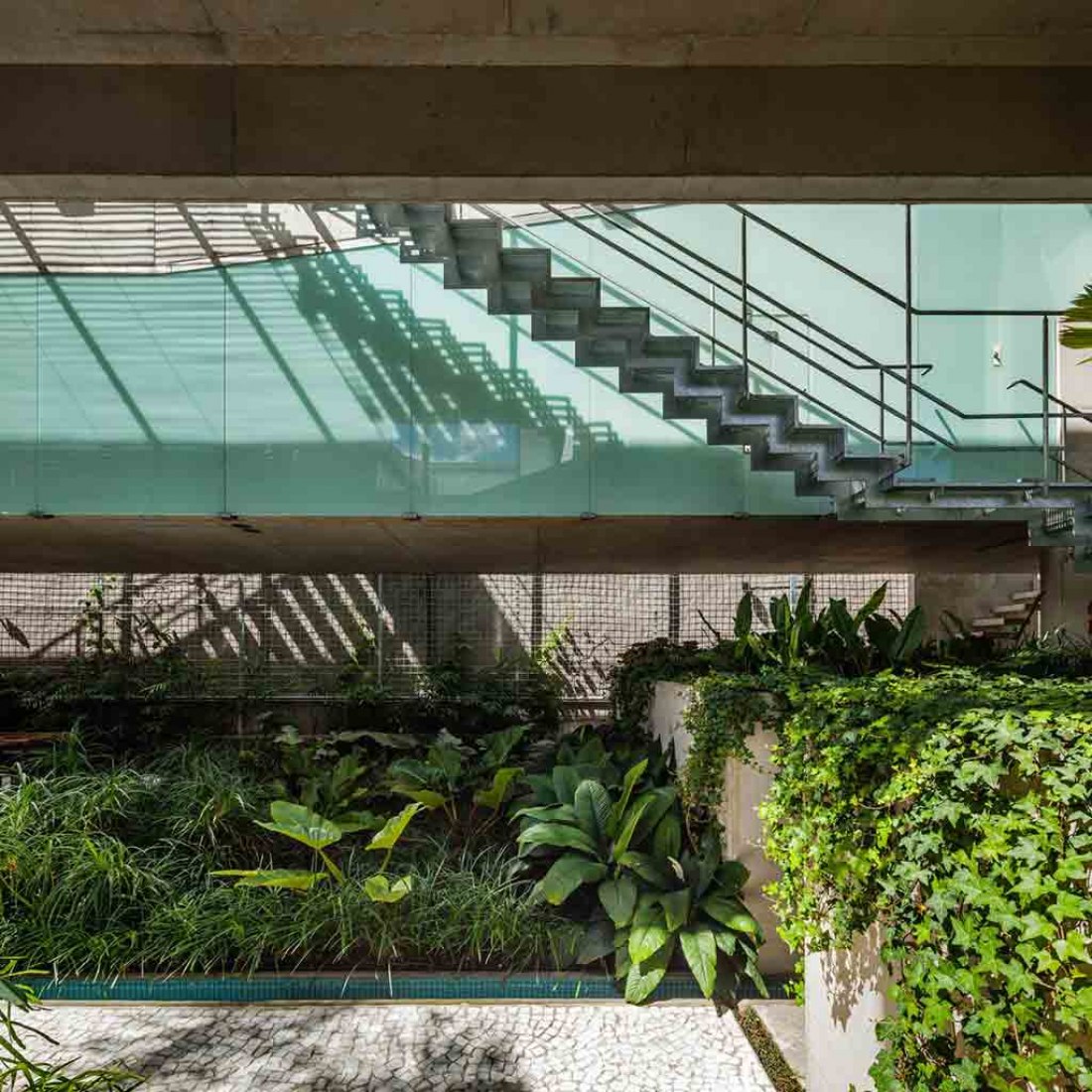 Escaleras acceso a la piscina. Casa Fin de semana por SPBR arquitectos. Fotografía © Nelson Kon.