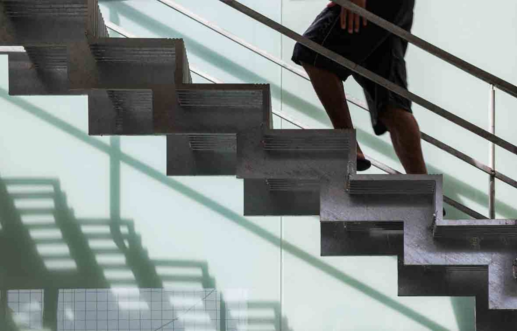 Detalle escaleras metálicas de acceso a la piscina. Casa Fin de semana por SPBR arquitectos. Fotografía © Nelson Kon.