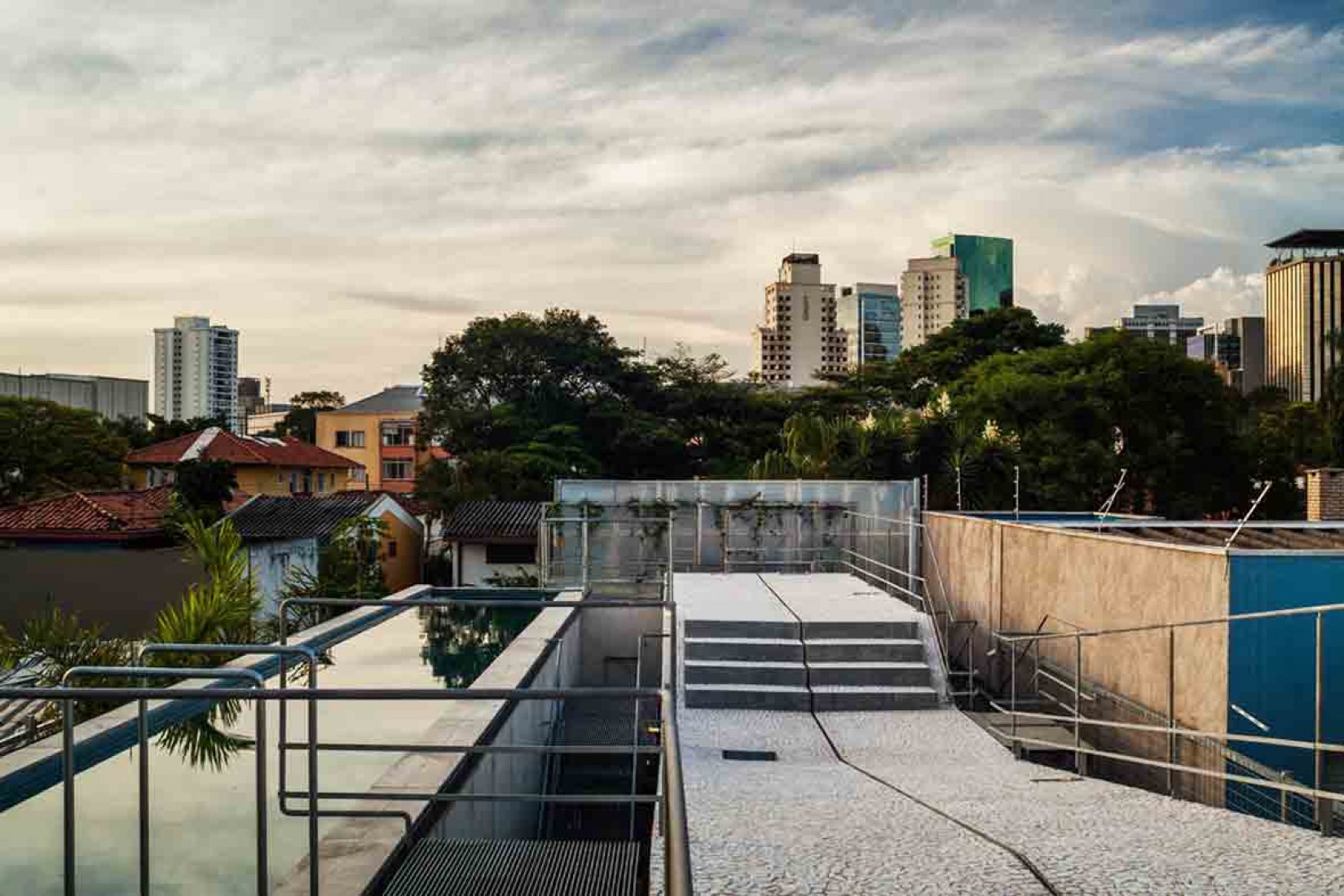 Vista sur de la azotea. Casa Fin de semana por SPBR arquitectos. Fotografía © Nelson Kon.