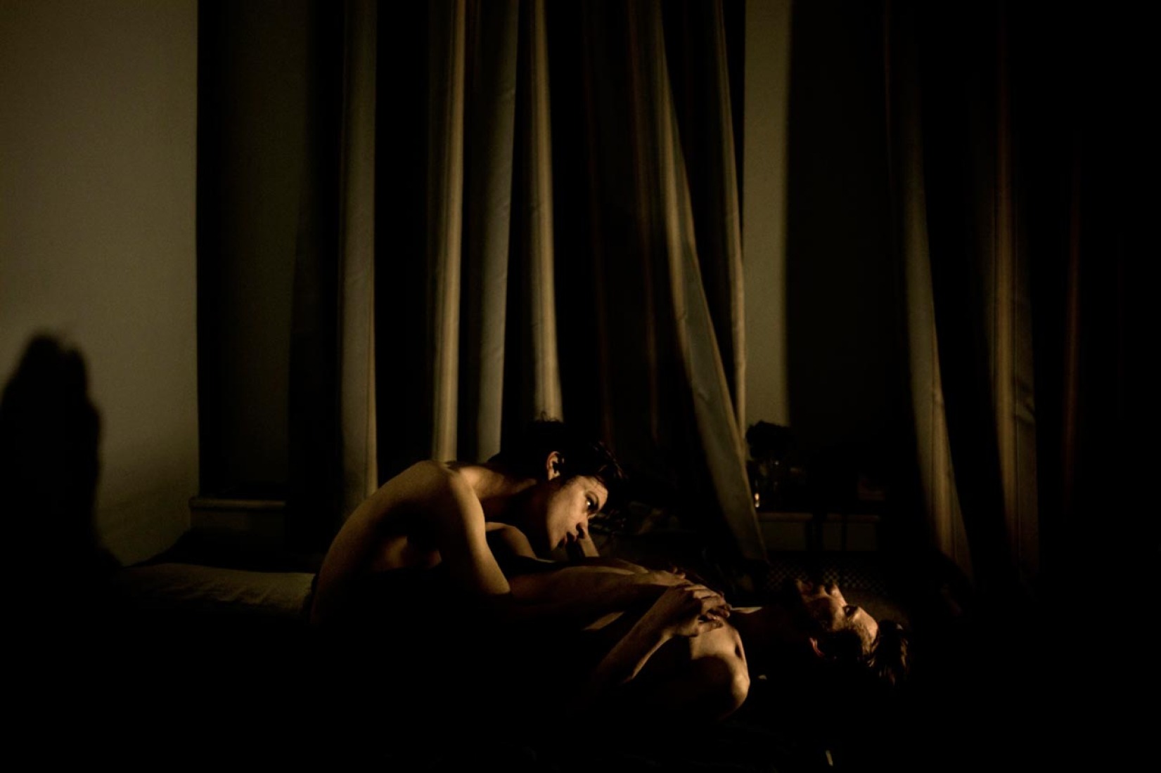 Jon and Alex Mads. Nissen World Press Photo of the Year. Contemporary Issues 2015. Primer premio individuales. Jon, 21, and Alex, 25 son pareja. Ser lesbiana, gay, bisexual or transgender (LGBT)se está volviendo más y más difícil en Rusia.