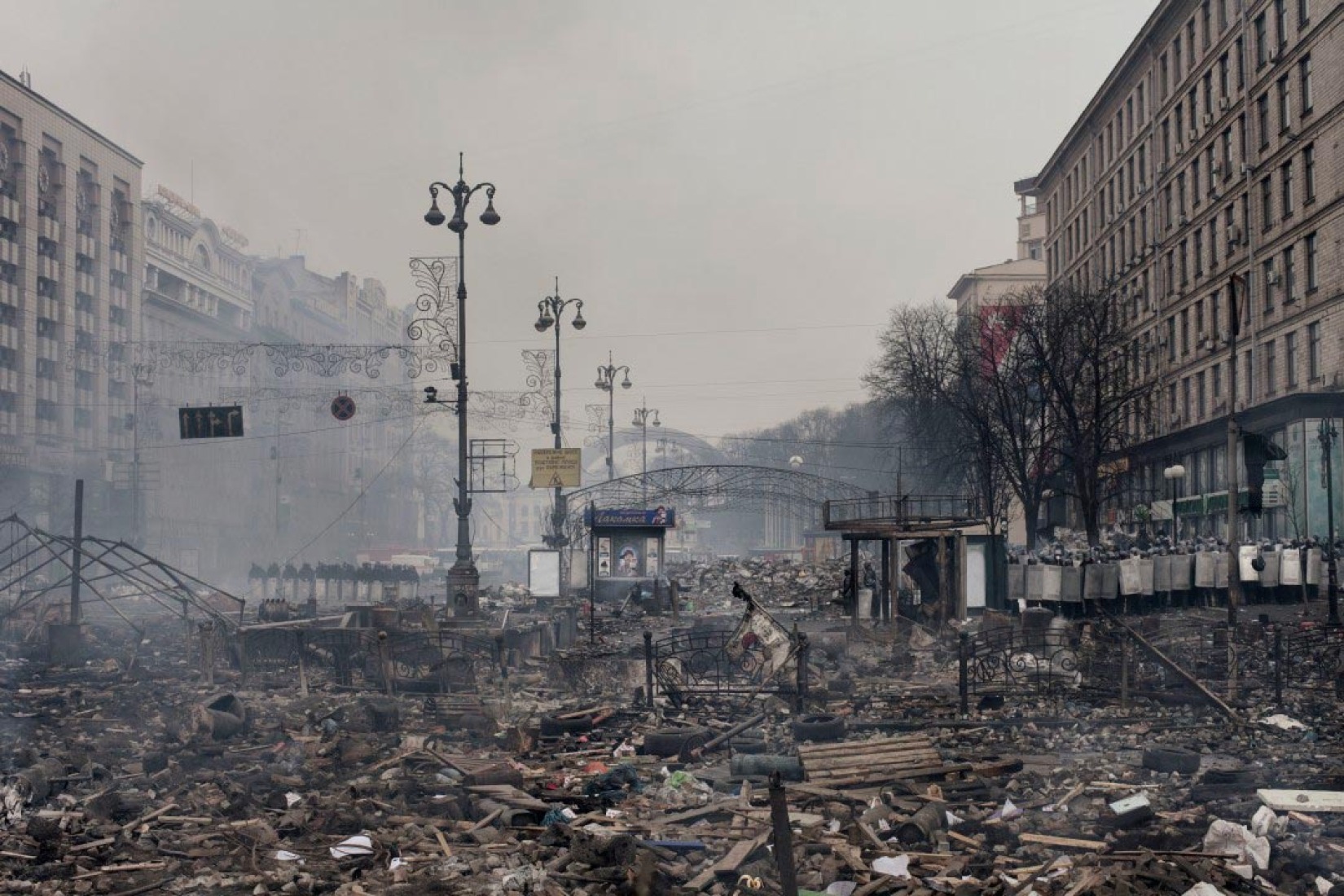 Final fight for Maidan. Jérôme Sessini. Spot News 2015. Segundo premio historias. Después de varios meses de violencia, los manifestantes anti-gubernamentales permanecían movilizados alzando barricadas en la plaza de la Independencia de Kiev, conocido simplemente como el Maidan.