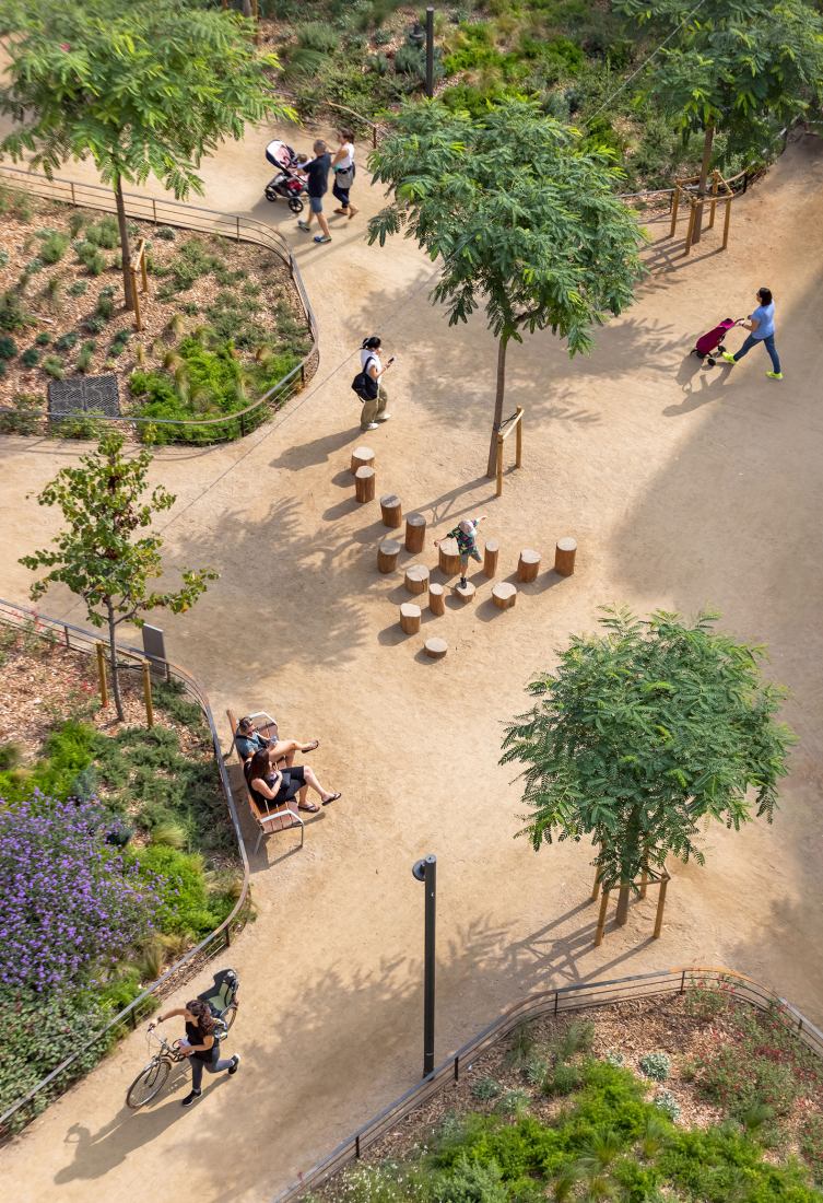 Plaza-Jardín Rocafort por 08014 Arquitectura. Fotografía por Pol Viladoms. Plaza-Jardín Rocafort por 08014 Arquitectura. Fotografía por Pol Viladoms.