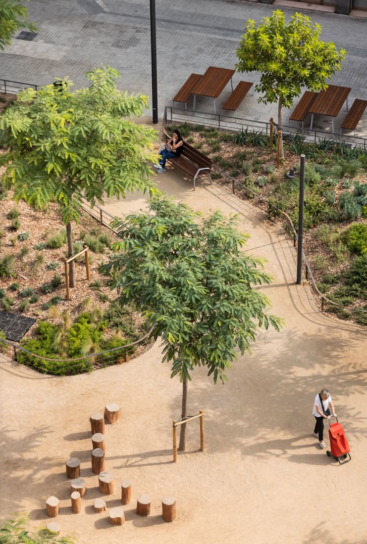 Plaza-Jardín Rocafort por 08014 Arquitectura. Fotografía por Pol Viladoms. Plaza-Jardín Rocafort por 08014 Arquitectura. Fotografía por Pol Viladoms.
