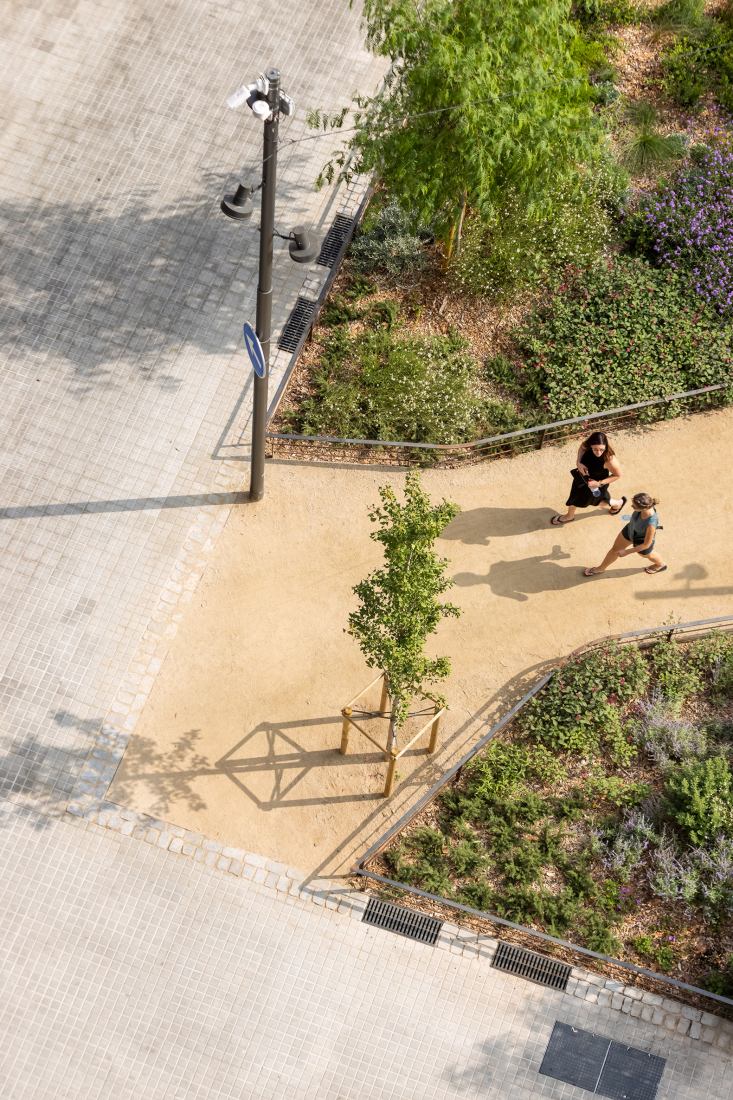 Plaza-Jardín Rocafort por 08014 Arquitectura. Fotografía por Pol Viladoms. Plaza-Jardín Rocafort por 08014 Arquitectura. Fotografía por Pol Viladoms.