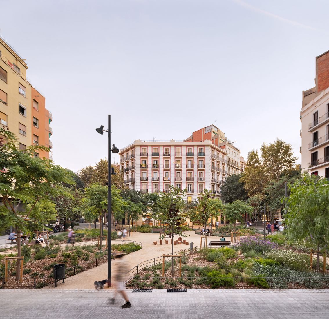 Plaza-Jardín Rocafort por 08014 Arquitectura. Fotografía por Pol Viladoms. Plaza-Jardín Rocafort por 08014 Arquitectura. Fotografía por Pol Viladoms.