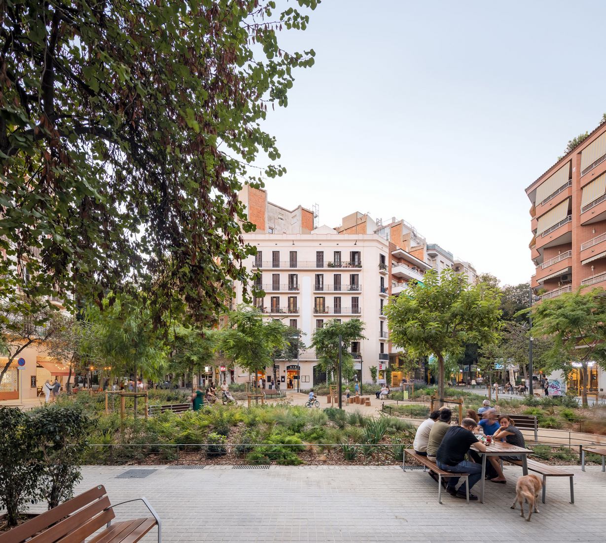 Plaza-Jardín Rocafort por 08014 Arquitectura. Fotografía por Pol Viladoms. Plaza-Jardín Rocafort por 08014 Arquitectura. Fotografía por Pol Viladoms.