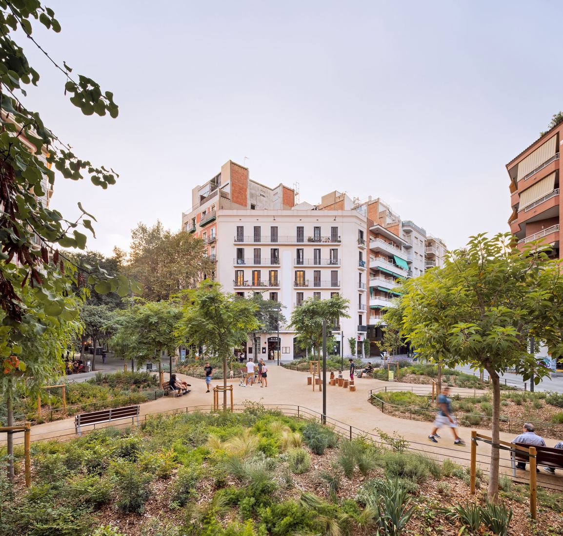 Plaza-Jardín Rocafort por 08014 Arquitectura. Fotografía por Pol Viladoms. Plaza-Jardín Rocafort por 08014 Arquitectura. Fotografía por Pol Viladoms.