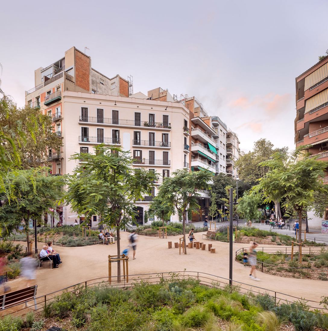 Plaza-Jardín Rocafort por 08014 Arquitectura. Fotografía por Pol Viladoms. Plaza-Jardín Rocafort por 08014 Arquitectura. Fotografía por Pol Viladoms.