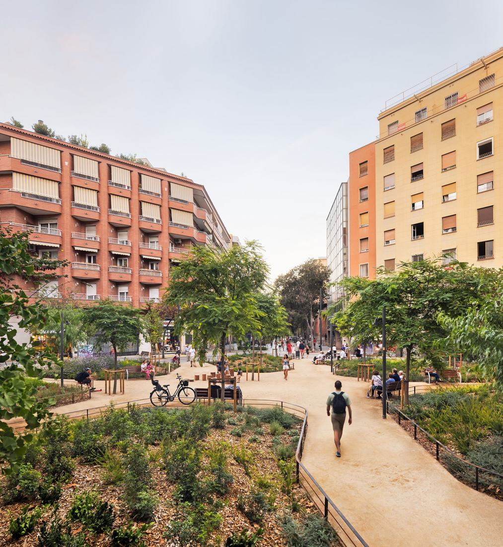 Plaza-Jardín Rocafort por 08014 Arquitectura. Fotografía por Pol Viladoms. Plaza-Jardín Rocafort por 08014 Arquitectura. Fotografía por Pol Viladoms.