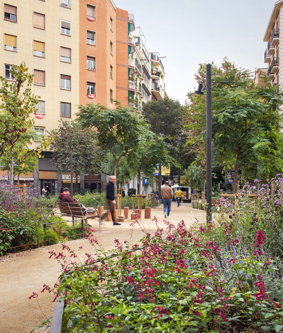 Plaza-Jardín Rocafort por 08014 Arquitectura. Fotografía por Pol Viladoms. Plaza-Jardín Rocafort por 08014 Arquitectura. Fotografía por Pol Viladoms.