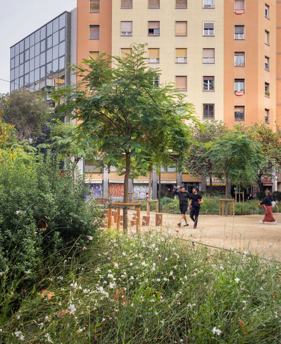 Plaza-Jardín Rocafort por 08014 Arquitectura. Fotografía por Pol Viladoms. Plaza-Jardín Rocafort por 08014 Arquitectura. Fotografía por Pol Viladoms.
