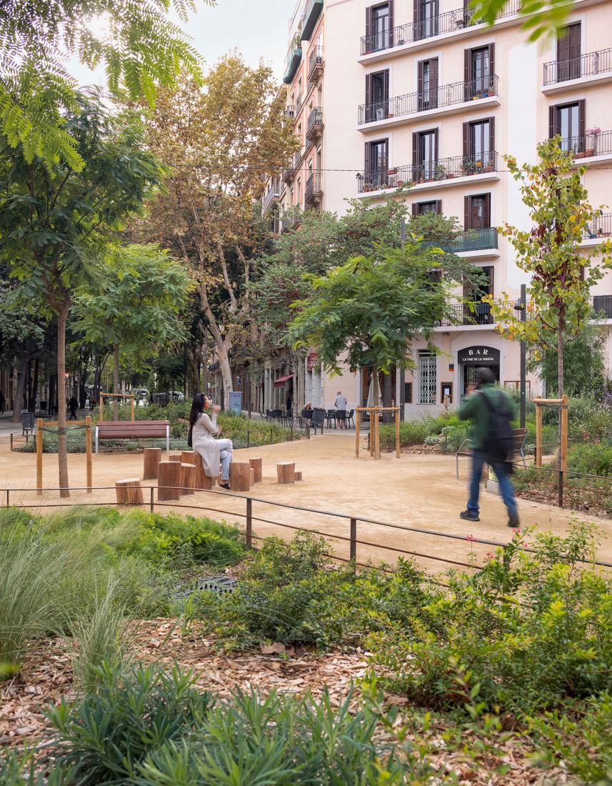 Plaza-Jardín Rocafort por 08014 Arquitectura. Fotografía por Pol Viladoms. Plaza-Jardín Rocafort por 08014 Arquitectura. Fotografía por Pol Viladoms.