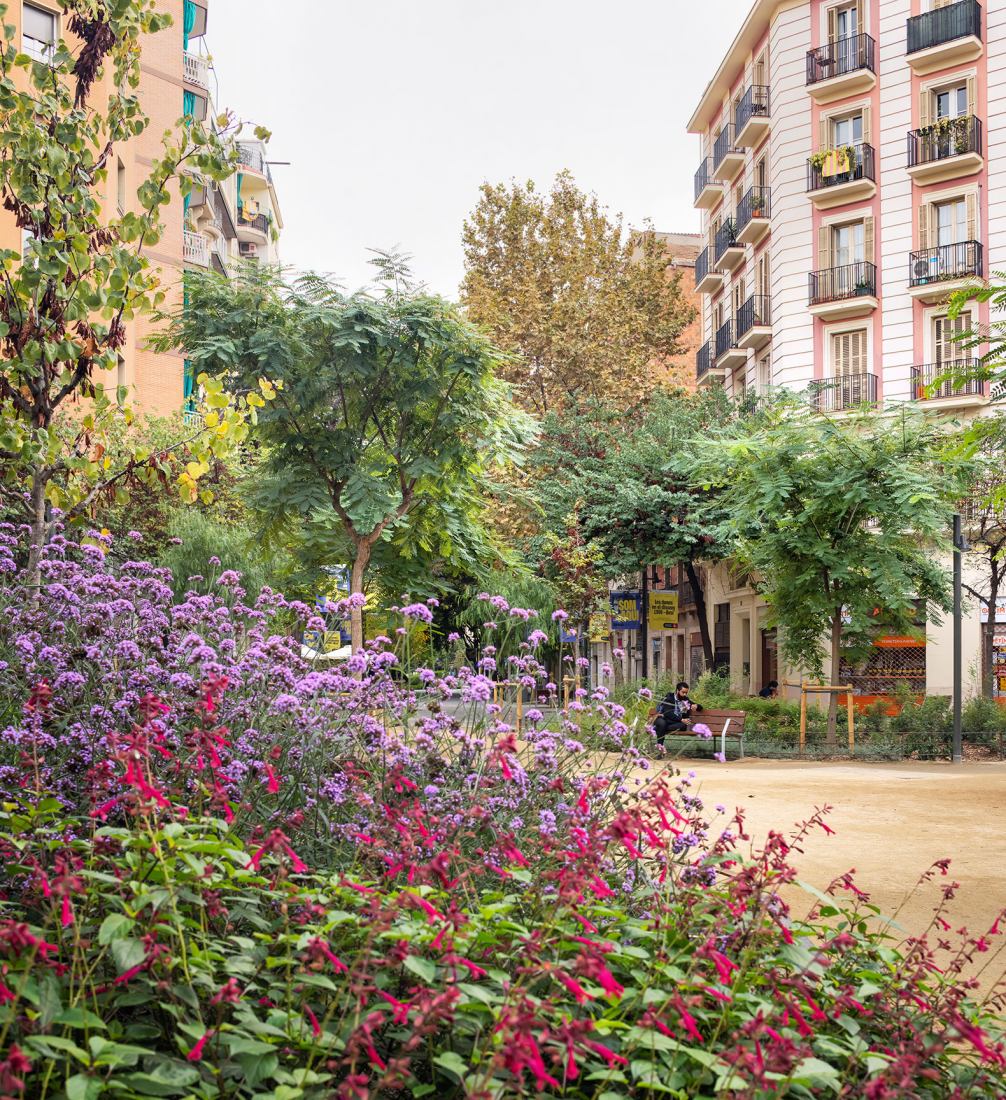 Plaza-Jardín Rocafort por 08014 Arquitectura. Fotografía por Pol Viladoms. Plaza-Jardín Rocafort por 08014 Arquitectura. Fotografía por Pol Viladoms.