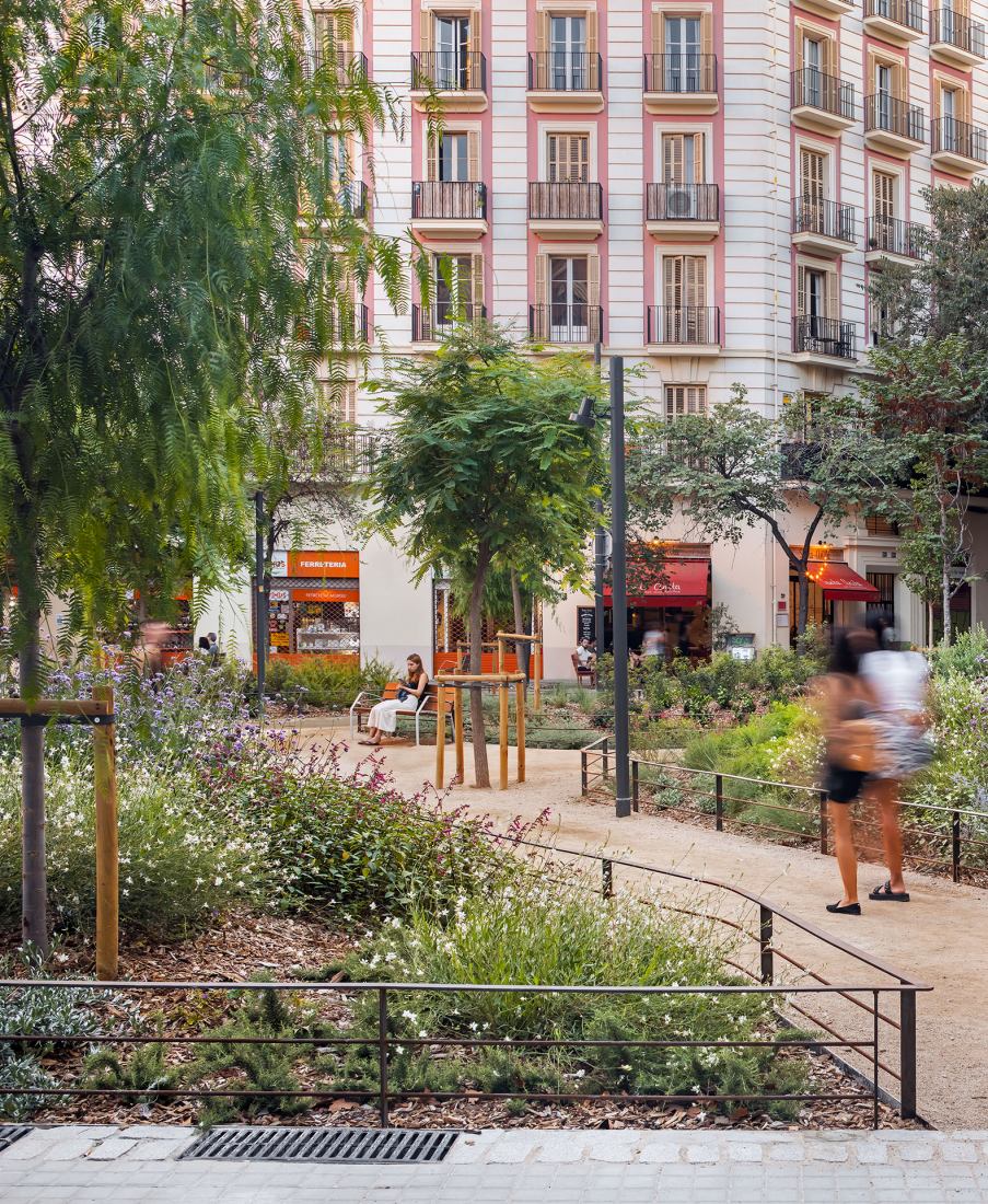 Plaza-Jardín Rocafort por 08014 Arquitectura. Fotografía por Pol Viladoms. Plaza-Jardín Rocafort por 08014 Arquitectura. Fotografía por Pol Viladoms.