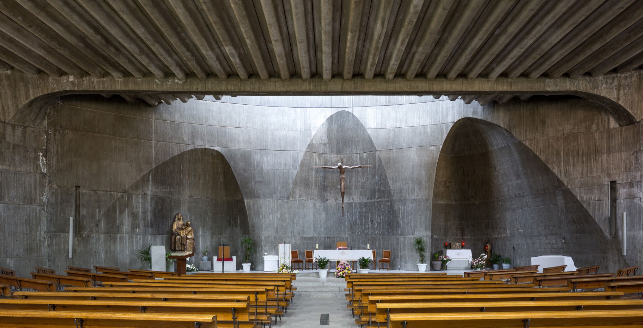Interior view. Parochial set of Saint Ana and The Hope by Miguel Fisac. Photograph by Simón García|arqfoto.com Interior view. Parochial set of Saint Ana and The Hope by Miguel Fisac. Photograph by Simón García|arqfoto.com