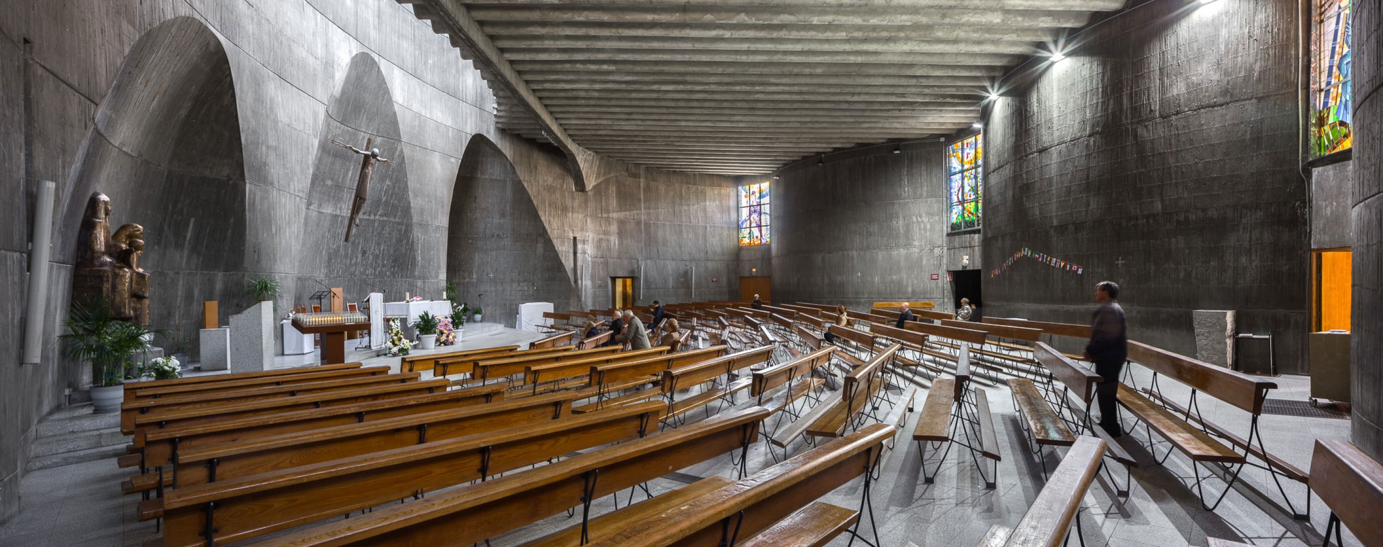 Interior view. Parochial set of Saint Ana and The Hope by Miguel Fisac. Photograph by Simón García|arqfoto.com Interior view. Parochial set of Saint Ana and The Hope by Miguel Fisac. Photograph by Simón García|arqfoto.com