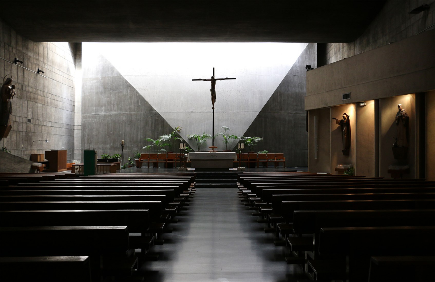 Interior view. Our Lady of the Rosary of the Philippines by Cecilio Sánchez-Robles Tarín. Photograph by Elena Gallego / METALOCUS. Interior view. Our Lady of the Rosary of the Philippines by Cecilio Sánchez-Robles Tarín. Photograph by Elena Gallego / METALOCUS.