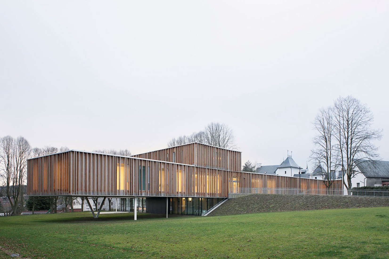 Outside vision. Town Hall, 94 Montigny le Tilleul by V+. Photography © Maxime Delvaux, 354 Photographers. Outside vision. Town Hall, 94 Montigny le Tilleul by V+. Photography © Maxime Delvaux, 354 Photographers.