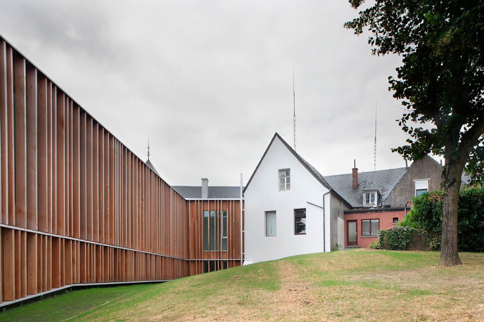 Link with old building. Town Hall, 94 Montigny le Tilleul by V+. Photography © Maxime Delvaux, 354 Photographers.  Link with old building. Town Hall, 94 Montigny le Tilleul by V+. Photography © Maxime Delvaux, 354 Photographers.